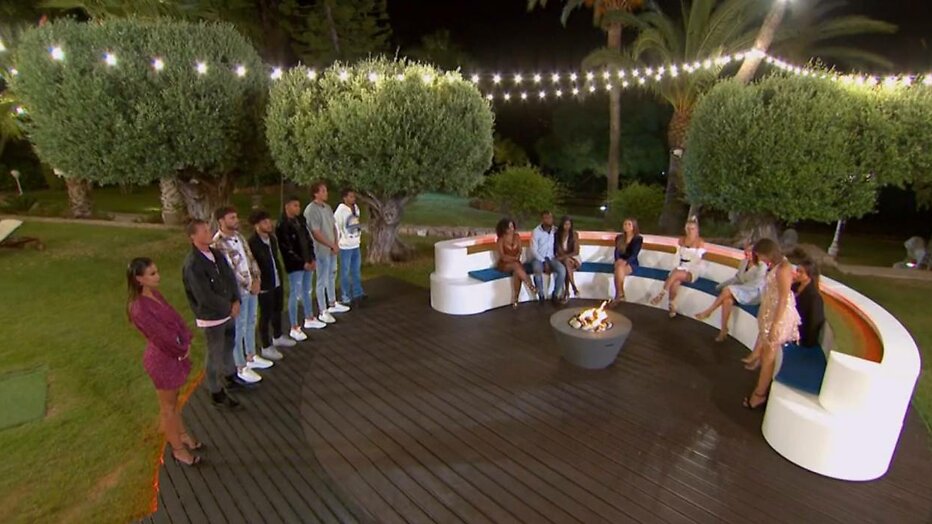 Er worden keuzes gemaakt op de bank in het programma. 