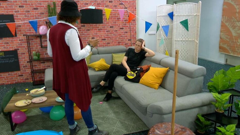 Lucia heeft handen vol aan leerlingen in Dream School.