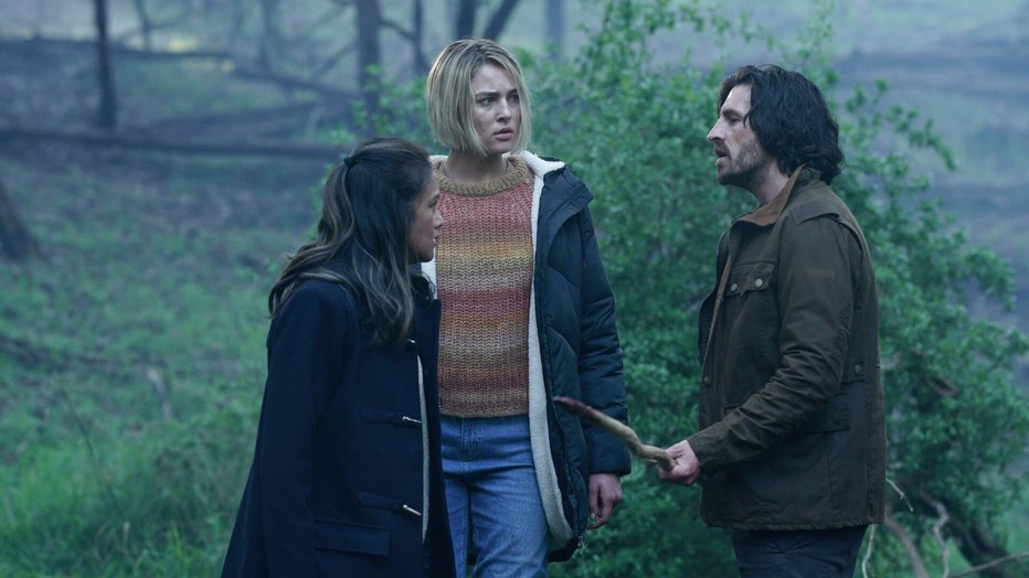 Michelle Vergara Moore,  Zyra Goreck en Eoin Macken in La Brea