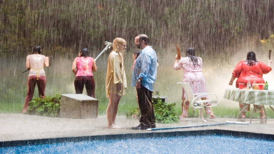 Paul Giamatti als Cleveland Heep en Bryce Dallas Howard als Story in Lady in the Water Paul Giamatti als Cleveland Heep en Bryce Dallas Howard als Story in Lady in the Water