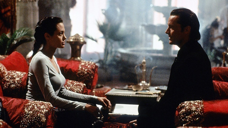 Iain Glen en Angelina Jolie in Lara Croft: Tomb Raider
