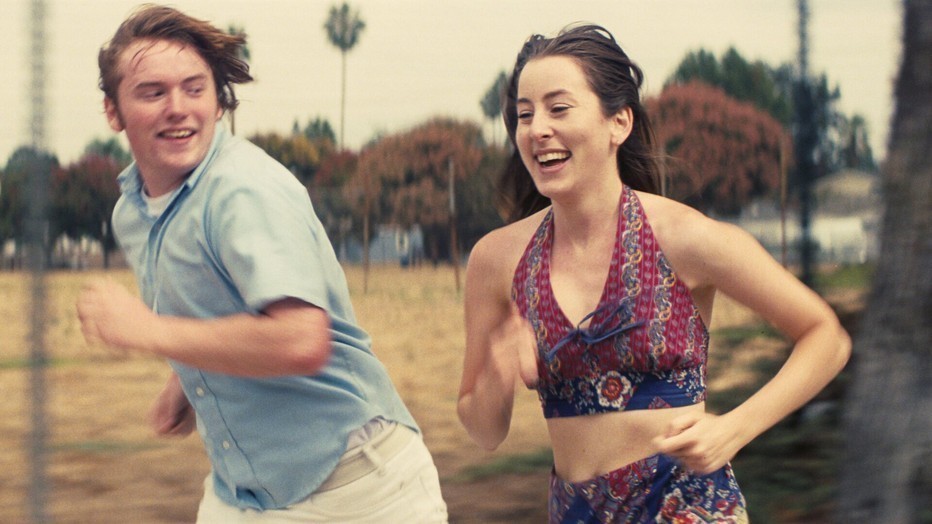 Alana Haim en Cooper Hoffman in Licorice Pizza