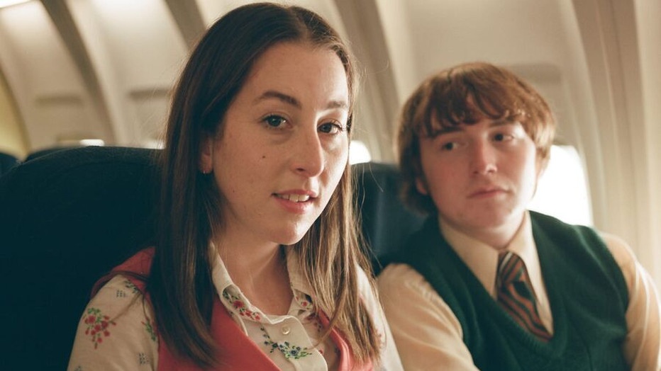 Alana Haim en Cooper Hoffman in Licorice Pizza