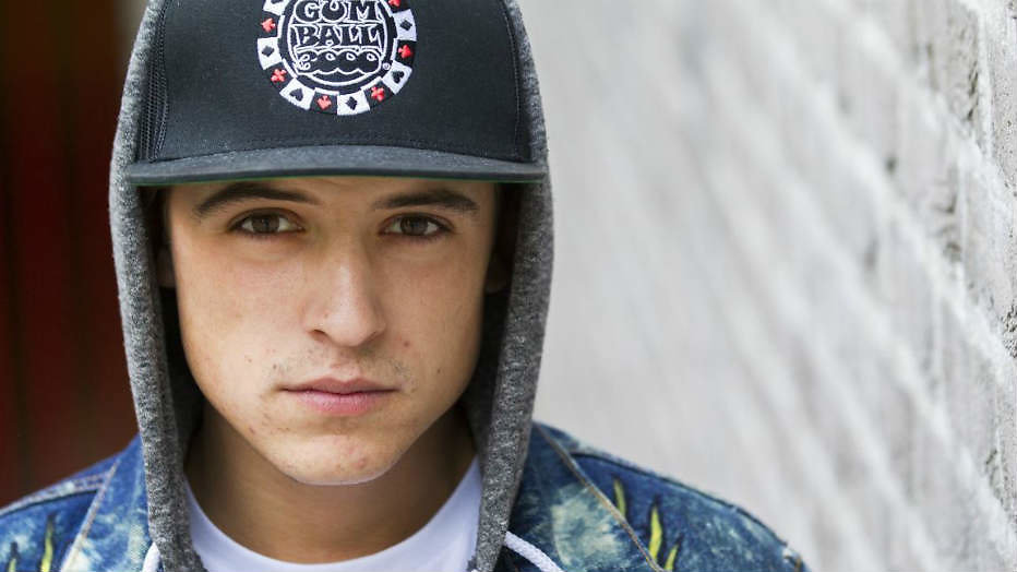 Lil' Kleine boos, gooit microfoon publiek in