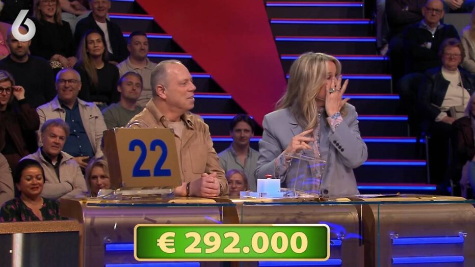Linda de Mol pinkt een traantje weg in Miljoenenjacht. 