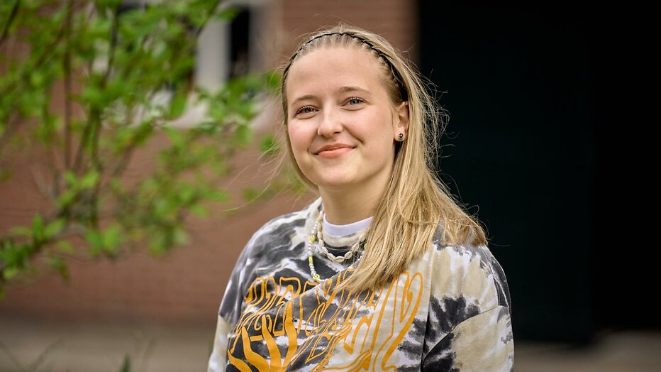 Linde Tijhof als Romy Ottink in Woeste Grond