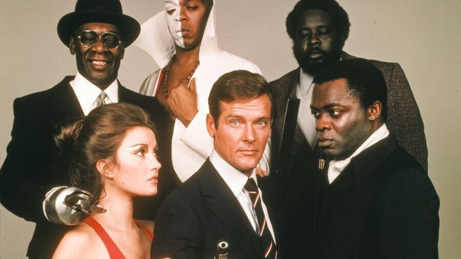 Roger Moore en zijn castleden in Live and Let Die