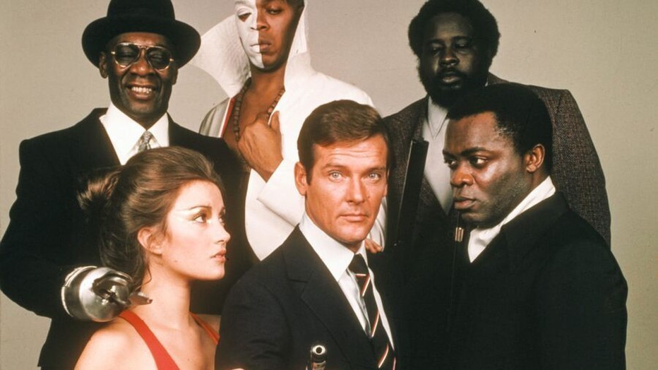Roger Moore en overige castleden Live and Let Die