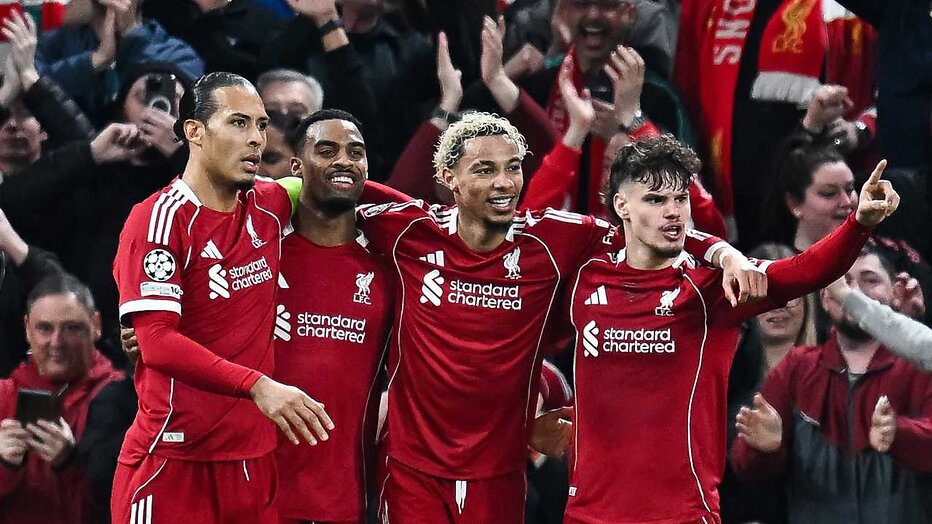 Virgil van Dijk en overige spelers Liverpool