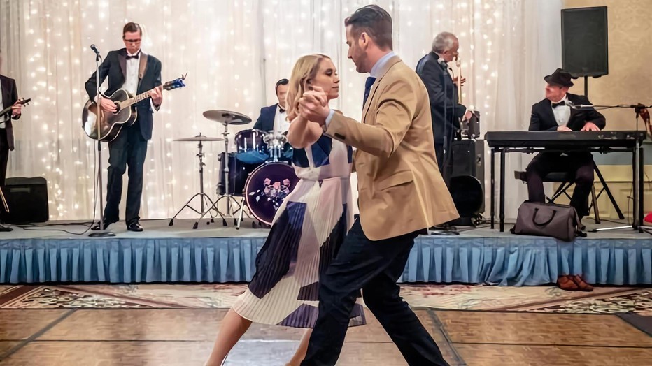 Becca Tobin en Niall Matter in Love at First Dance Becca Tobin en Niall Matter in Love at First Dance