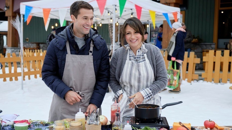 Italia Ricci en Jack Turner in Love in Winterland