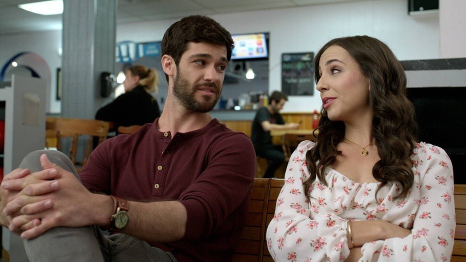 Skye Coyne en Travis Laughlin in Love's Playlist