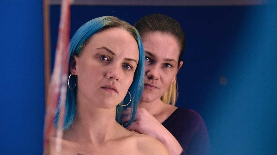 Roxanne Scrimshaw en Nichola Burley in Lynn + Lucy