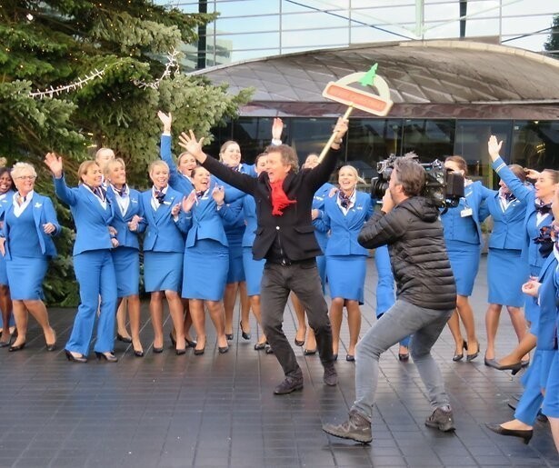 Robert ten Brink schrapt stewardessendans in All You Need Is Love kerstspecial