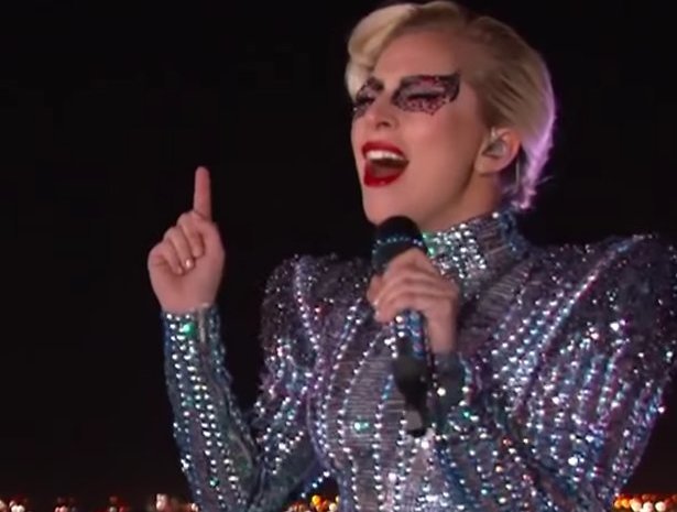 Videosnack: Lady Gaga bungeejumpt haar Super Bowl Halftime Show binnen