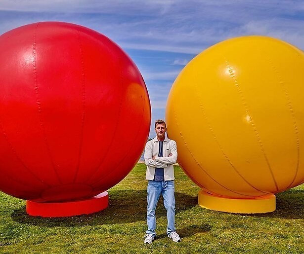 Kim Feenstra en Lange Frans rollen de bal in Let's Play Ball door Nijmegen