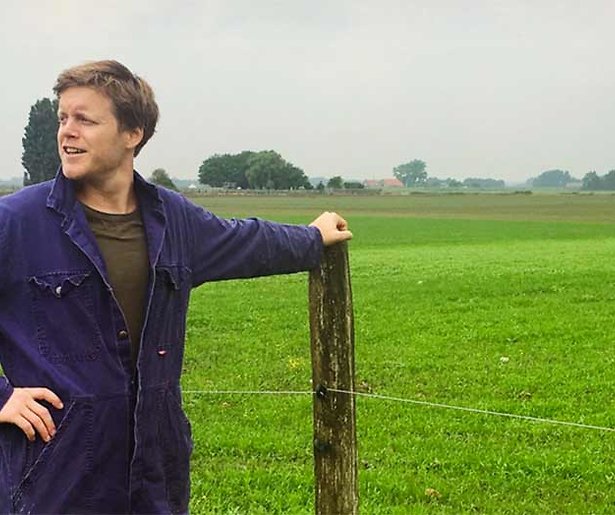Lex Uiting op zoek naar leuke verhalen op het platteland
