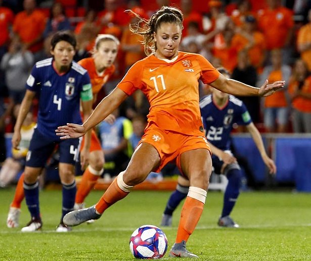 Lieke Martens in nieuwe serie MTV Cribs: Footballers stay home
