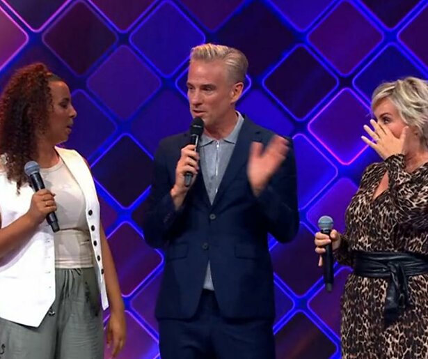 Lone van Roosendaal in tranen na duet met dochter in DNA Singers