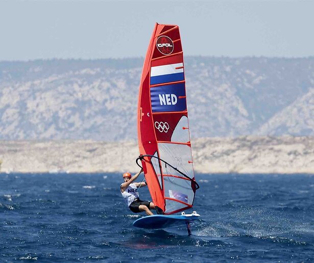 Luuc van Opzeeland wint brons bij het windfoilen 