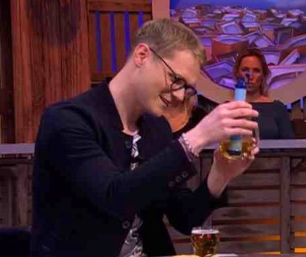 YouTube-hit: Luuk Ikink drinkt urine van Humberto Tan