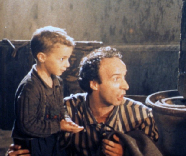 Roberto Benigni wil zijn zoontje beschermen in Italiaanse tragikomedie La vita è bella