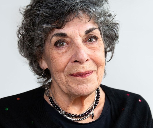 Hanneke Groenteman gaat een bijzonder emotioneel gesprek aan in Laat Oorlog Geen Generaties Duren