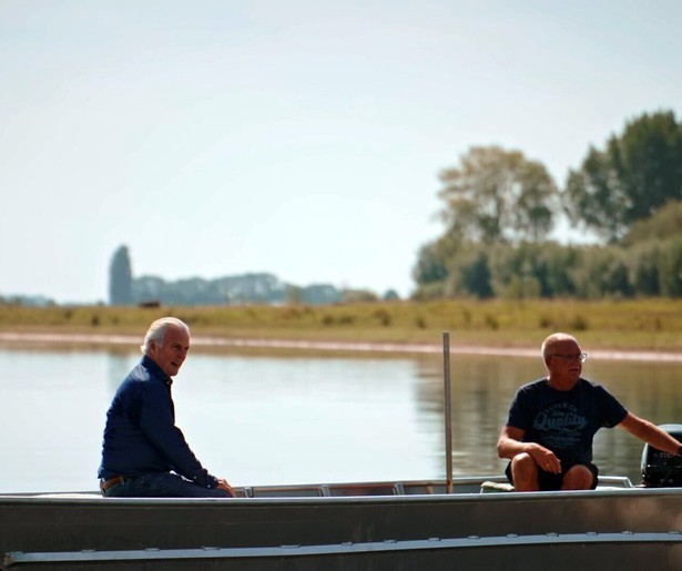 Huub Stapel neemt in Langs de IJssel de oude Kozakkenveer