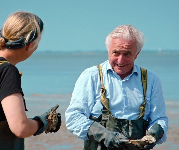Huub Stapel op pad met een fossielenjager in Langs de Kust