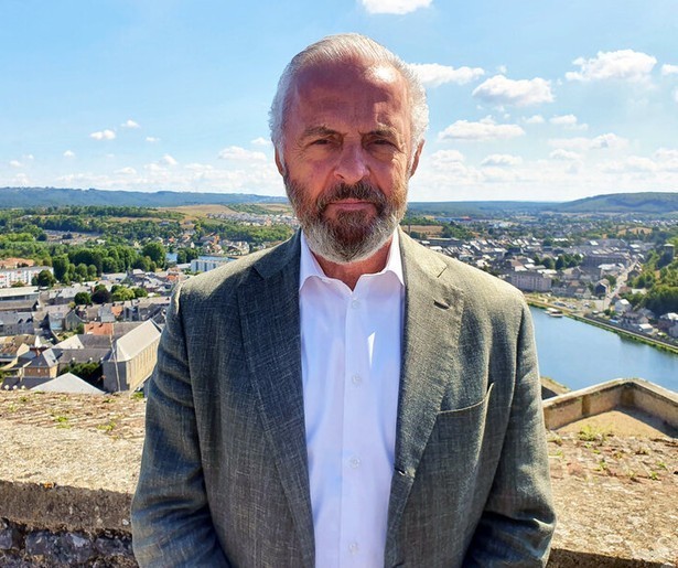 Huub Stapel maakt reisje langs de Maas