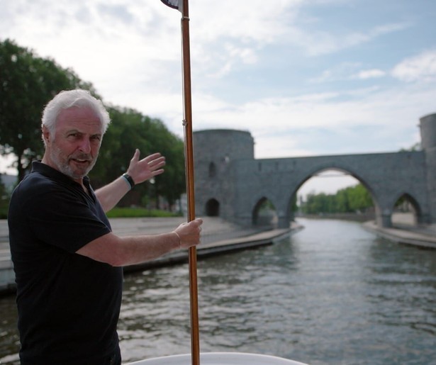 Huub Stapel trekt er weer op uit in de nieuwe reportageserie Langs de Schelde