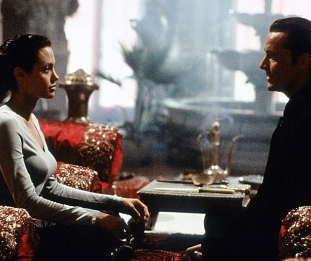 Angelina Jolie moet een geheim genootschap een stap voor zijn in Lara Croft: Tomb Raider