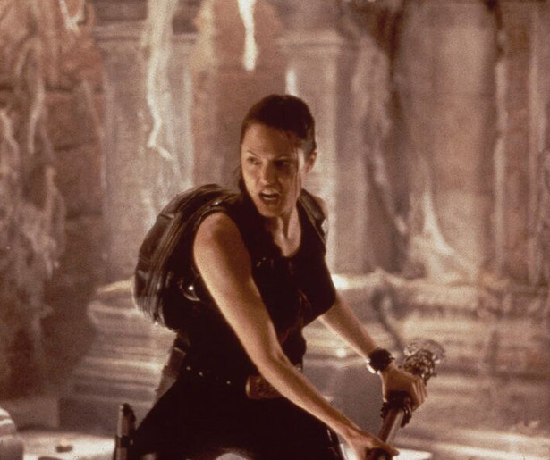 Angelina Jolie is iets op het spoor in Lara Croft: Tomb Raider