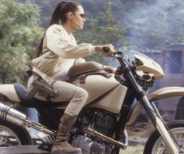 Angelina Jolie redt de wereld in Lara Croft Tomb Raider: The Cradle of Life