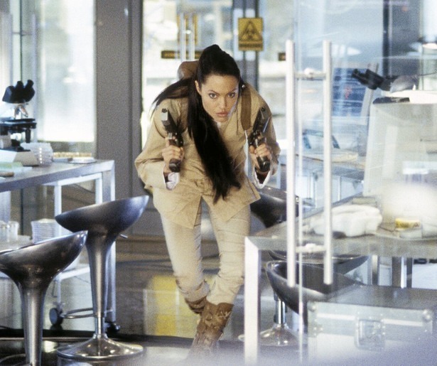 Angelina Jolie trotseert gevaren in Lara Croft Tomb Raider: The Cradle of Life