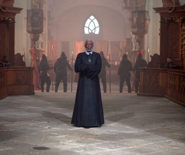Clive Owen eert Morgan Freeman in Last Knights
