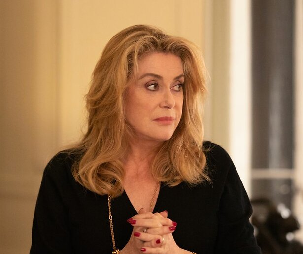 Catherine Deneuve heeft geen oog voor anderen in La vérité
