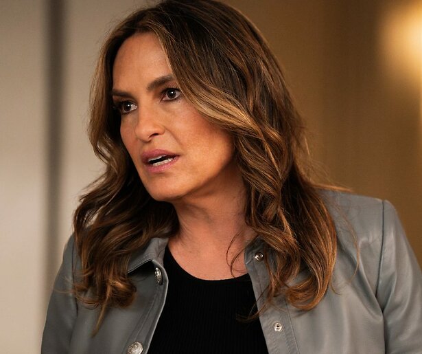 Mariska Hargitay en Juliana Aidén Martinez brengen een bezoekje aan een chique privéschool in Law & Order: Special Victims Unit
