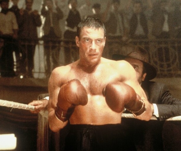 Womanizer Jean-Claude Van Damme moet vluchten in Legionnaire