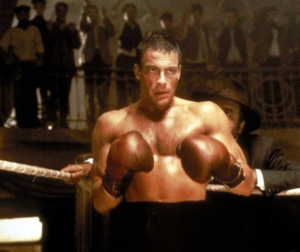 Womanizer Jean-Claude Van Damme moet vluchten in Legionnaire