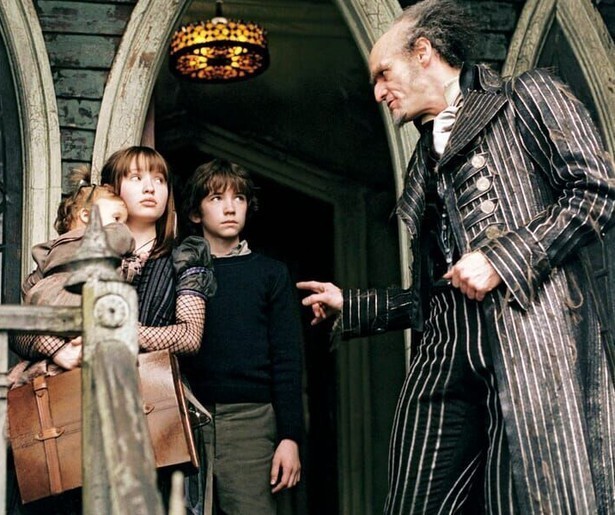 Jim Carrey aast op een flinke erfenis in Lemony Snicket's A Series of Unfortunate Events