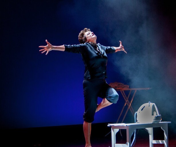 NPO1 zendt een tv-registratie uit van Lenette van Dongens voorstelling Tegenwind