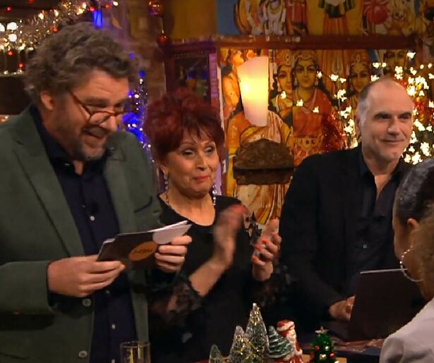 Wie is Monica Tijdink eigenlijk, de vaste barvrouw van Top 2000 a Gogo?