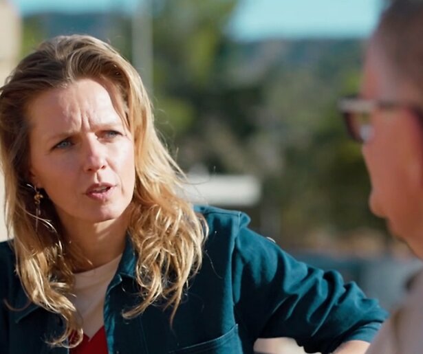 Leonie ter Braak doet tijdens opnames van Wonen onder de Zon voor Minder dan een Ton genoeg inspiratie op