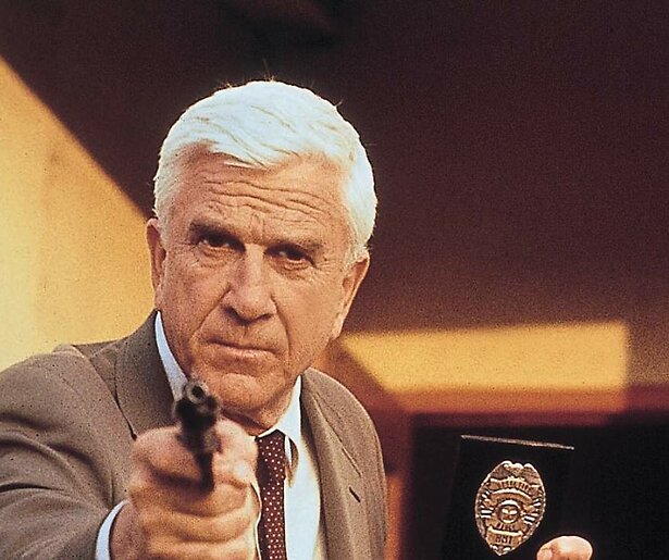 Redt Leslie Nielsen in The Naked Gun: From the Files of Police Squad! de koningin?