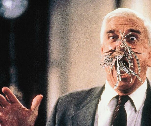 Kan Leslie Nielsen de koningin beschermen in The Naked Gun: From the Files of Police Squad!? 