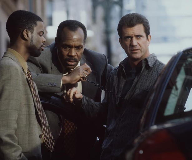 Danny Glover neemt het op tegen de Chinese maffia in Lethal Weapon 4