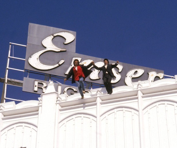 Danny Glover en Mel Gibson jagen op een drugsbende in Lethal Weapon