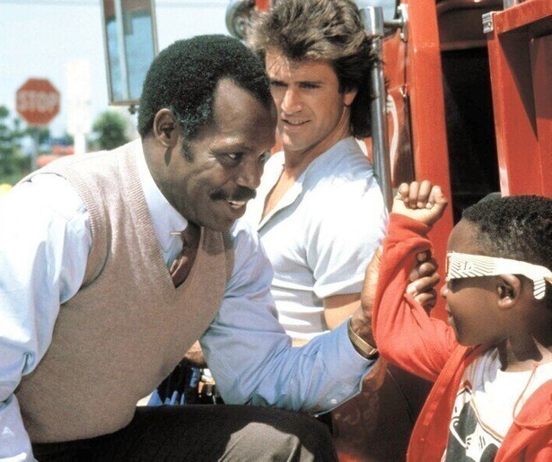 Danny Glover en Mel Gibson jagen op een drugsbende in Lethal Weapon