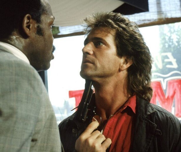 Danny Glover en Mel Gibson knokken zich een weg door Los Angeles in Lethal Weapon